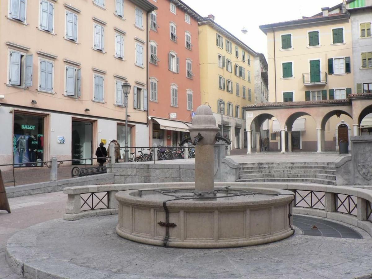 Casa Piazza Erbe 70 Mq Appartement Riva del Garda Buitenkant foto