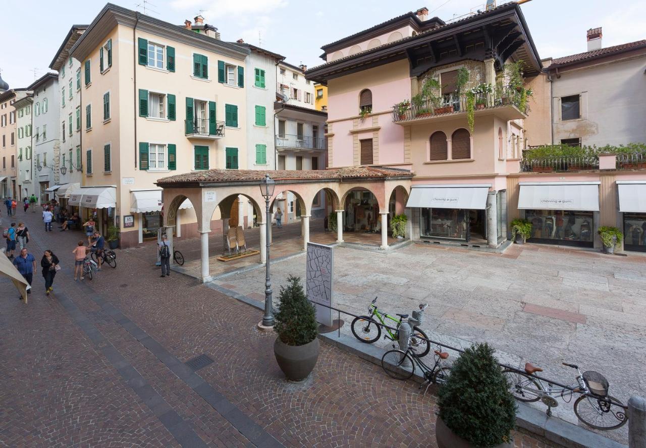 Casa Piazza Erbe 70 Mq Appartement Riva del Garda Buitenkant foto